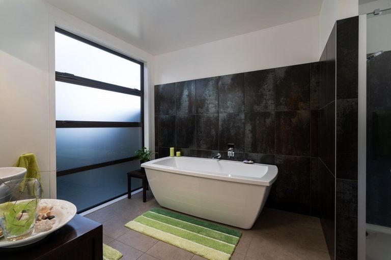 Photo of property in 9 Pukenamu Road, Rainbow Point, Taupo, 3330