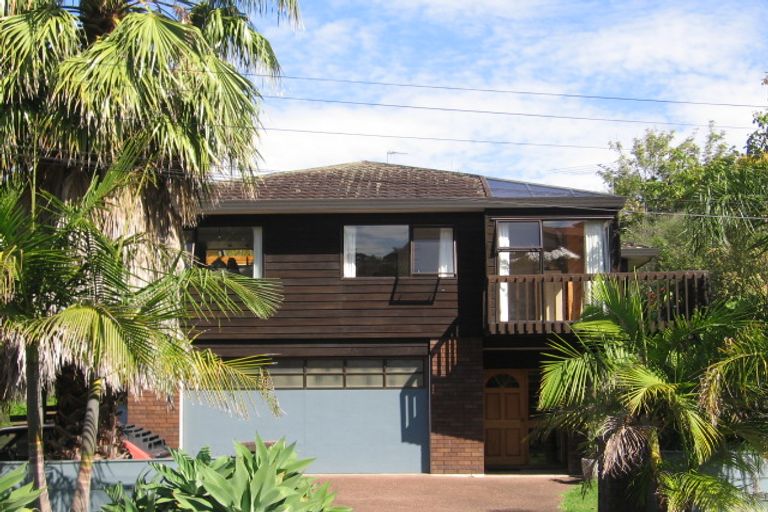 Photo of property in 1/28 Sandown Road, Rothesay Bay, Auckland, 0630