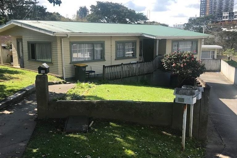 Photo of property in 10 Kaponga Crescent, New Lynn, Auckland, 0600
