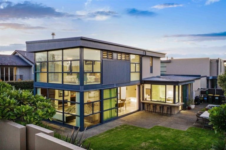 Photo of property in 4a Norwood Road, Bayswater, Auckland, 0622