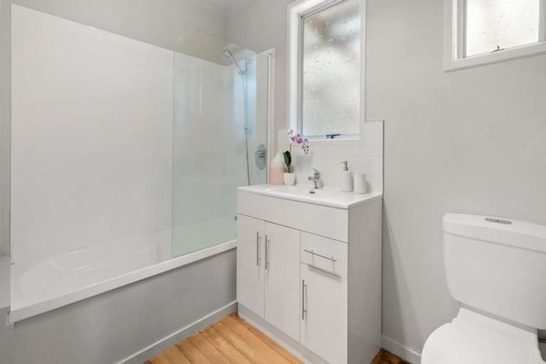 Photo of property in 1/10 Mcquoid Place, Glenfield, Auckland, 0629