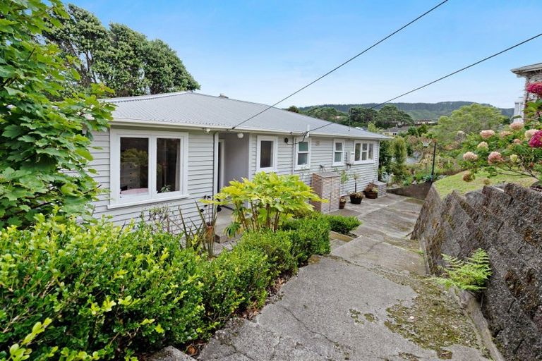 Photo of property in 10 Kereru Bend, Tawa, Wellington, 5028