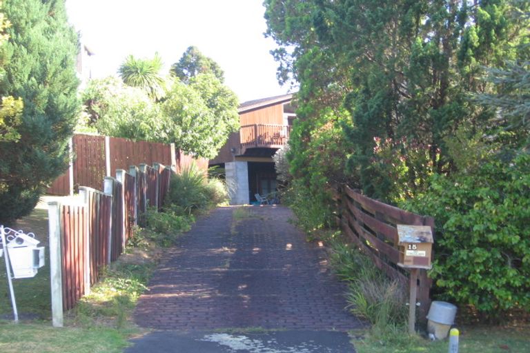 Photo of property in 15 Raymond Terrace, Northcote, Auckland, 0627