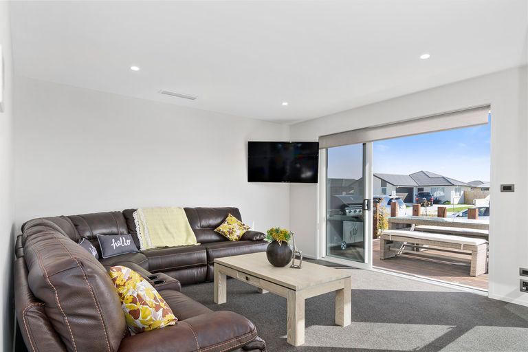 Photo of property in 1 Livingstone Drive, Papamoa Beach, Papamoa, 3118