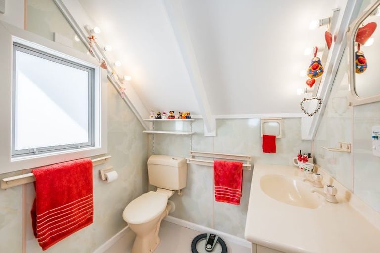 Photo of property in 14 Goldie Place, Waikanae Beach, Waikanae, 5036