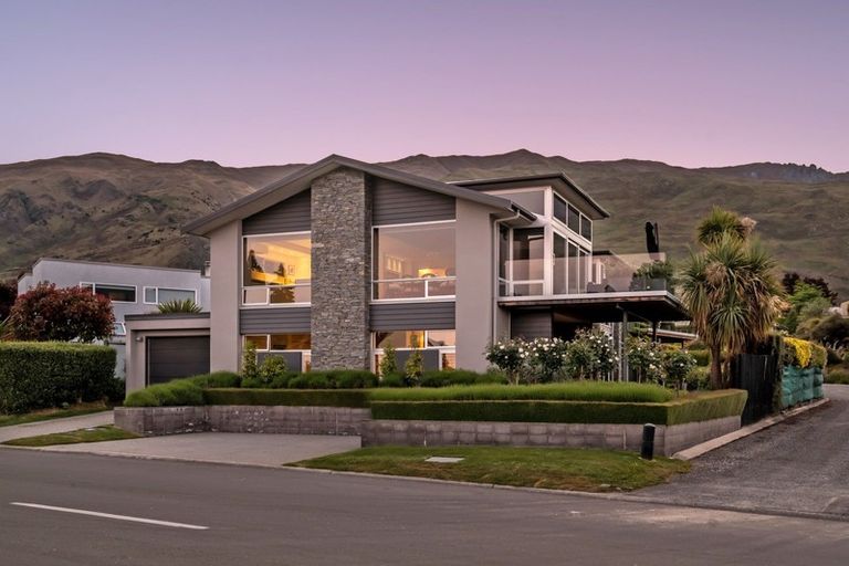 Photo of property in 33 Sargood Drive, Wanaka, 9305