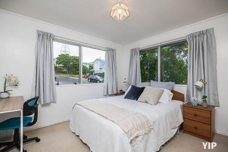 Photo of property in 18 Colchester Crescent, Newlands, Wellington, 6037