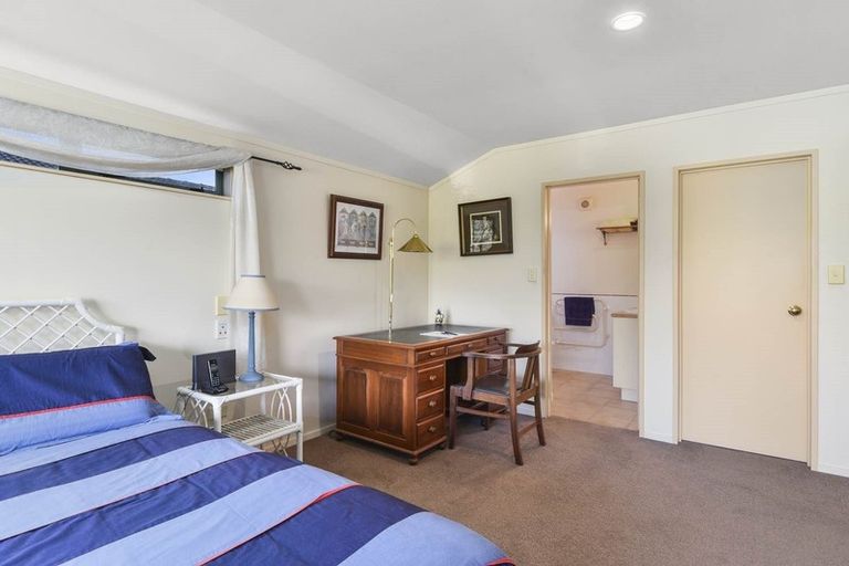 Photo of property in 35 Trotting Terrace, Fairview Heights, Auckland, 0632