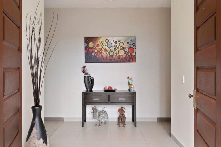 Photo of property in 19 Rosetti Rise, West Harbour, Auckland, 0618