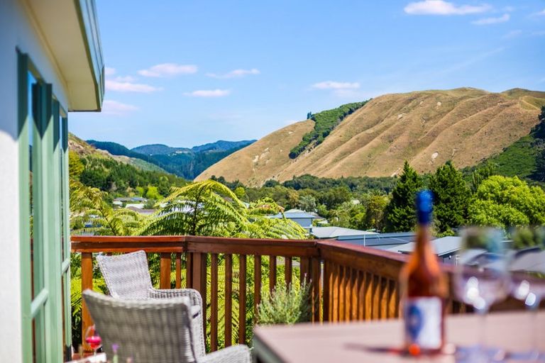 Photo of property in 56 Kakariki Grove, Waikanae, 5036