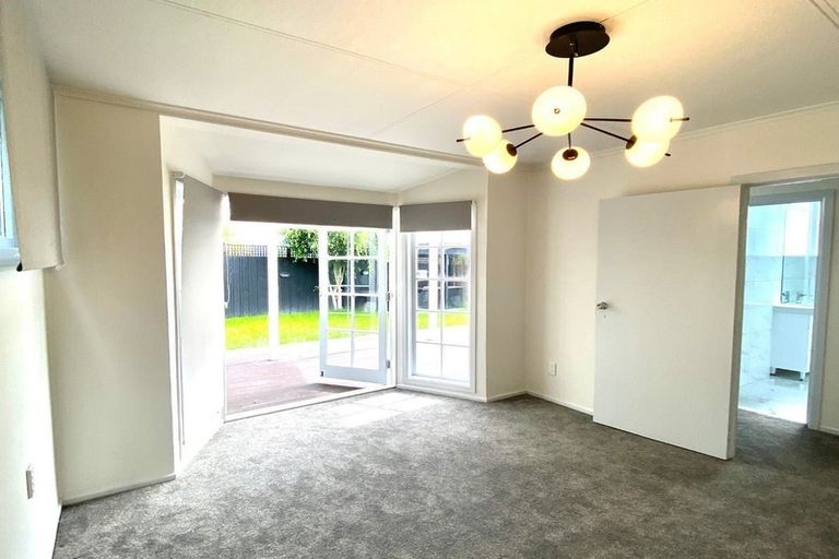 Photo of property in 240e Great North Road, Henderson, Auckland, 0612