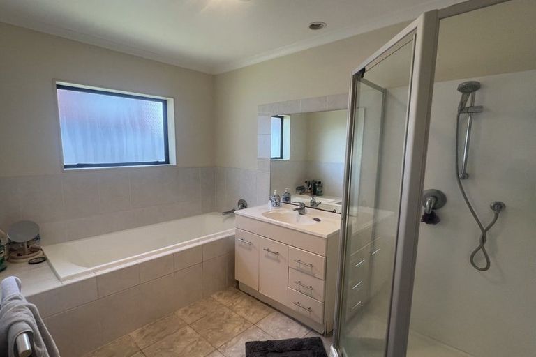 Photo of property in 2 Burton's Drive, Swanson, Auckland, 0614