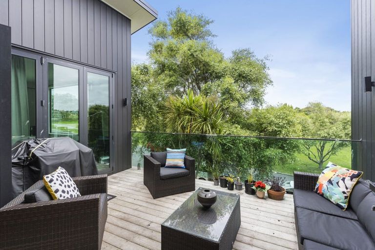 Photo of property in 2 Sunvista Avenue, Oteha, Auckland, 0632