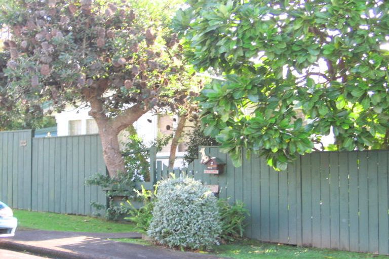 Photo of property in 2 Elgin Place, Red Beach, 0932