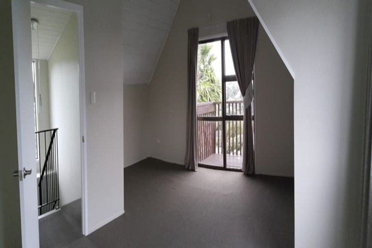 Photo of property in 3/11 Hall Road, Glenfield, Auckland, 0629