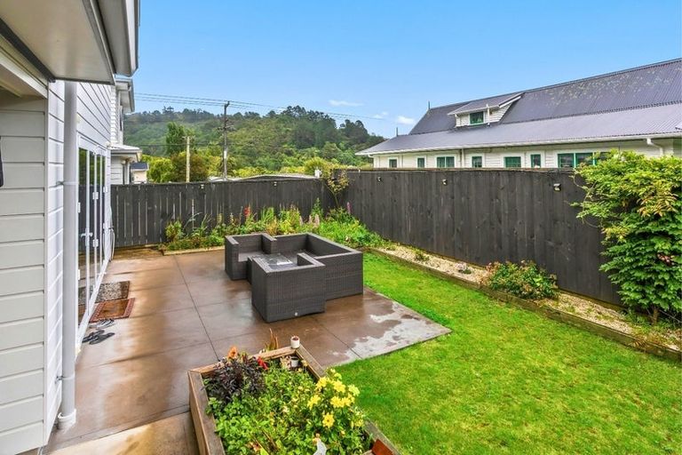 Photo of property in 395 Stokes Valley Road, Stokes Valley, Lower Hutt, 5019
