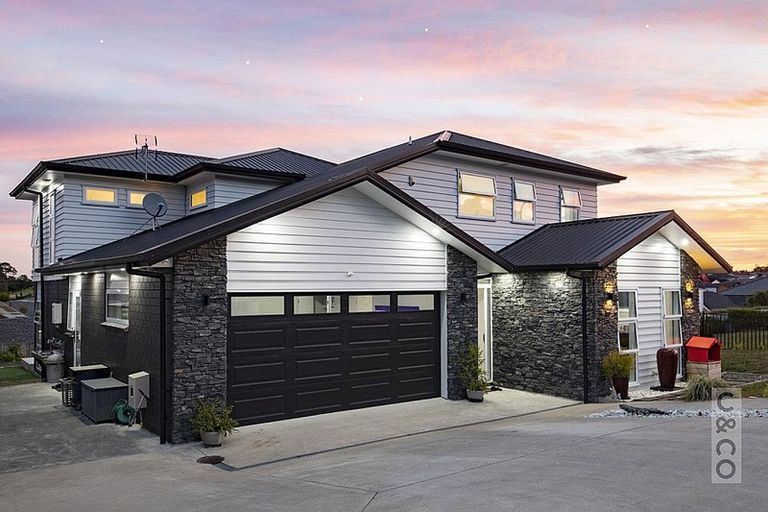 Photo of property in 2 Tauwaka Crescent, Riverhead, 0820