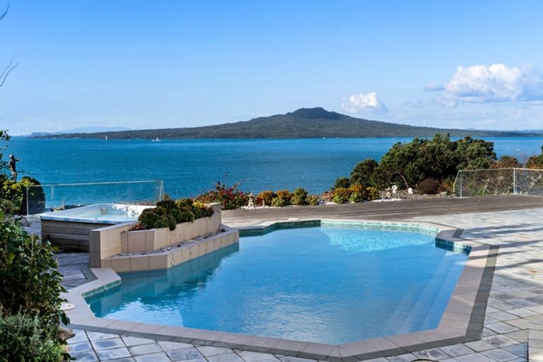 Photo of property in 1/1a Clifton Road, Hauraki, Auckland, 0622