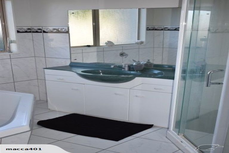 Photo of property in 3 Bridgehead Cove, West Harbour, Auckland, 0618