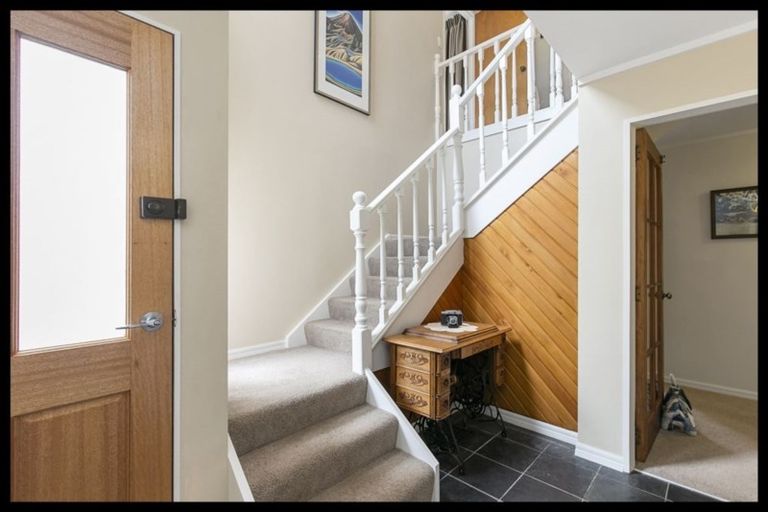 Photo of property in 2 Woodford Way, Crofton Downs, Wellington, 6035