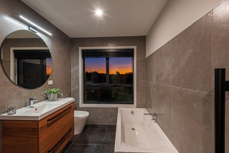 Photo of property in 49 Johnstone Drive, Fitzherbert, Palmerston North, 4410