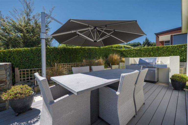 Photo of property in 16 Urquhart Place, Wanaka, 9305