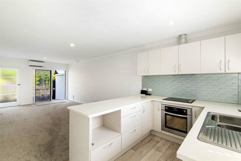 Photo of property in 1/9 John Court Street, Birkenhead, Auckland, 0626