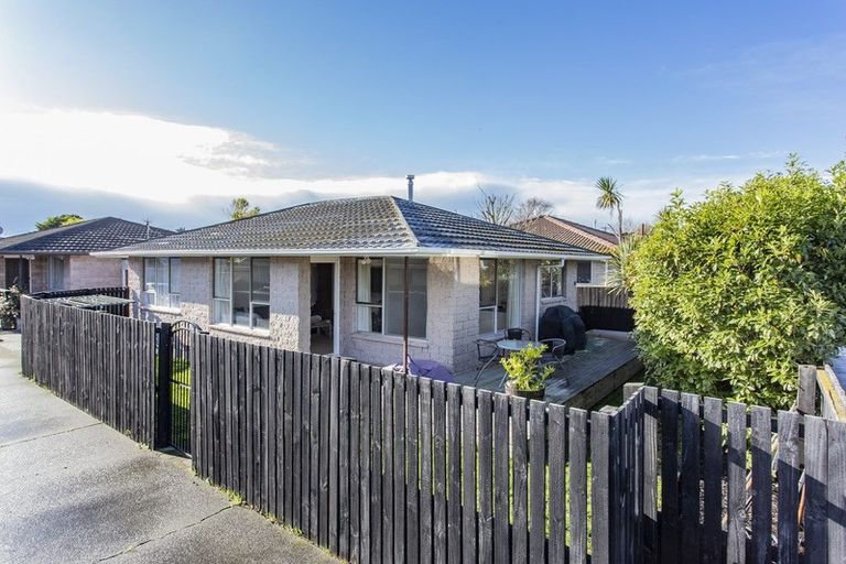 Photo of property in 1/4 Queenspark Drive, Parklands, Christchurch, 8083