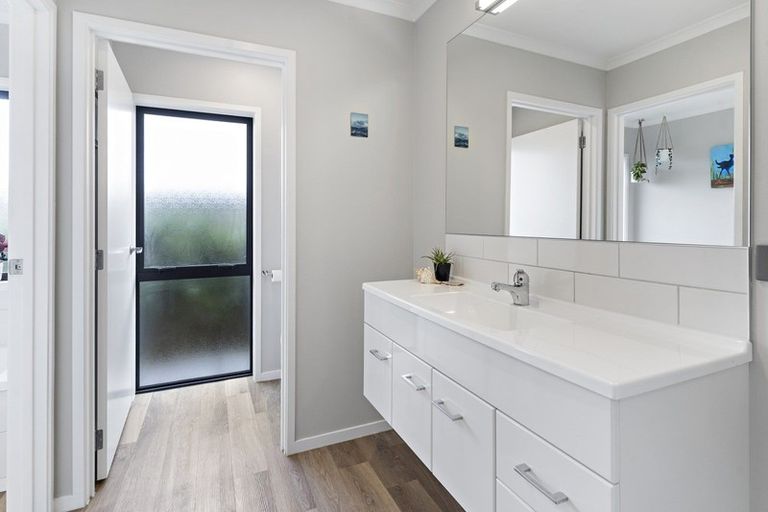 Photo of property in 4 Routhan Way, Carterton, 5713