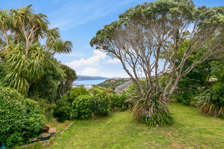 Photo of property in 204 Miromiro Road, Normandale, Lower Hutt, 5010