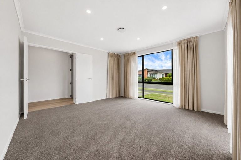 Photo of property in 30 Waituarua Drive, Takanini, 2112
