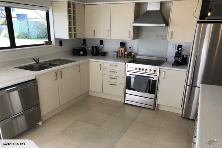 Photo of property in 2 Millen Place, Clarks Beach, 2122