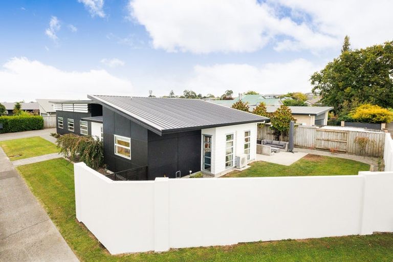 Photo of property in 2 Chestnut Close, Kelvin Grove, Palmerston North, 4414