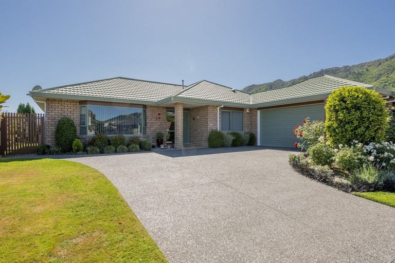 Photo of property in 9 Cranbrook Grove, Waikanae, 5036