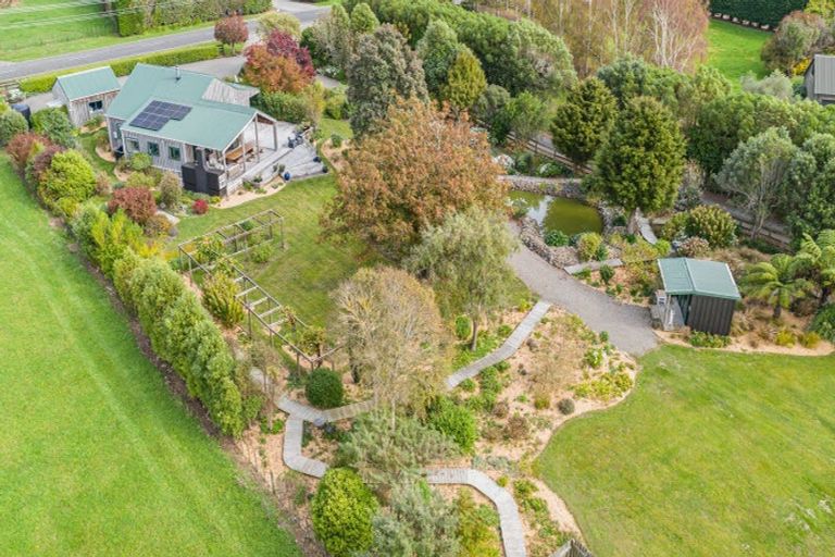 Photo of property in 389 Tararua Road, Levin, 5571