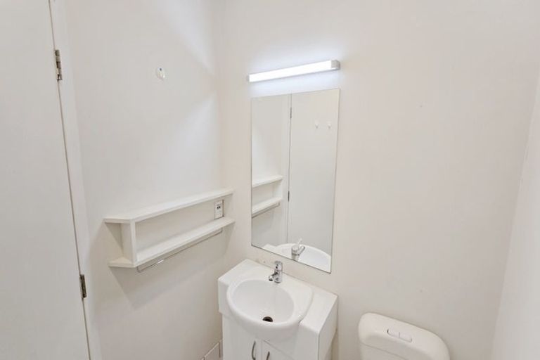 Photo of property in Terrace Tower Apartments, 10a/126 The Terrace, Wellington Central, Wellington, 6011