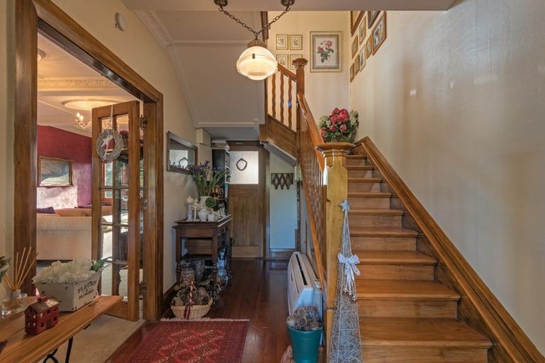 Photo of property in 2 Turitea Road, Fitzherbert, Palmerston North, 4472