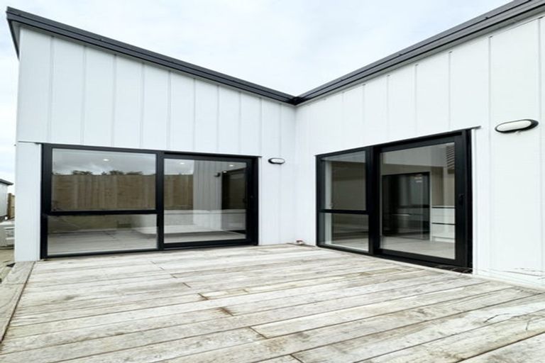 Photo of property in 16 Morus Road, Massey, Auckland, 0614