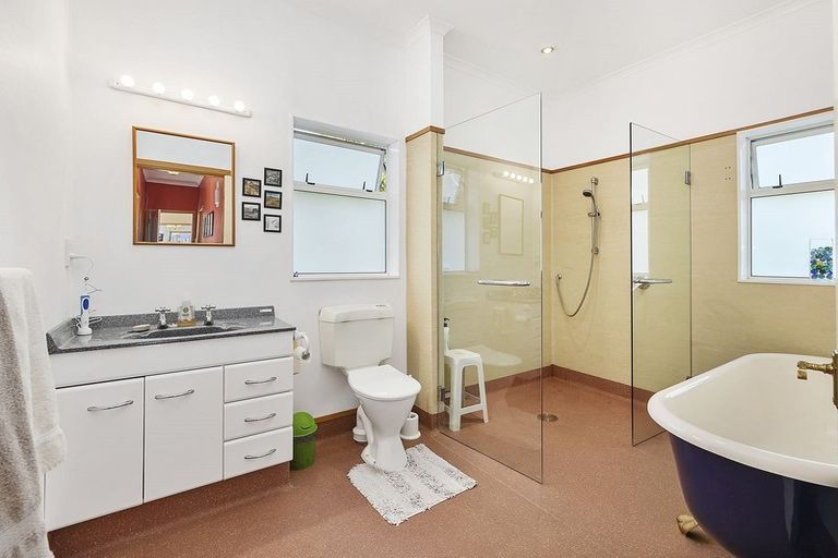 Photo of property in 4 Rangatira Road, Tawa, Wellington, 5028