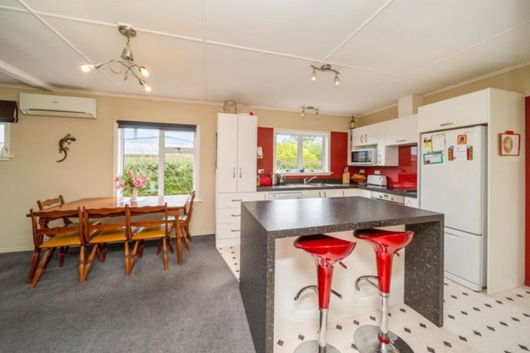 Photo of property in 15 Nikau Street, Inglewood, 4330