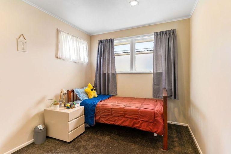 Photo of property in 1/102 Mcleod Road, Te Atatu South, Auckland, 0610