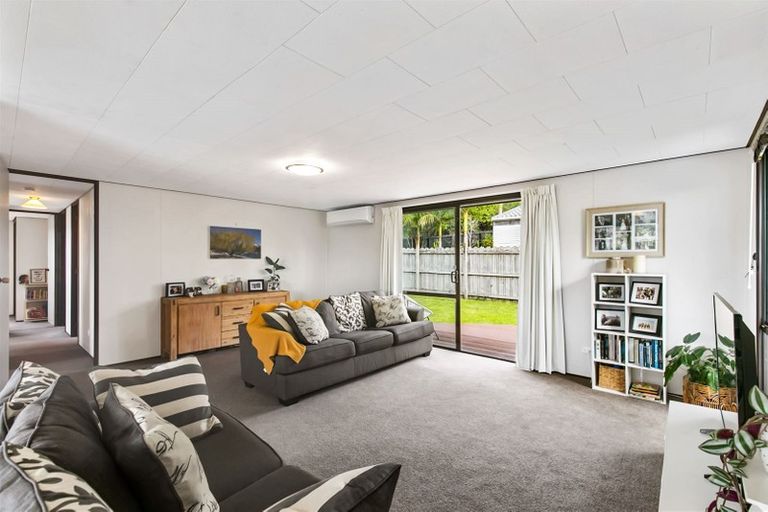 Photo of property in 1/31 Caribbean Drive, Unsworth Heights, Auckland, 0632