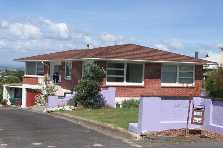 Photo of property in 337 Glenfield Road, Glenfield, Auckland, 0629