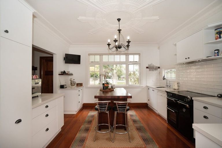 Photo of property in 37 Manapouri Crescent, Hokowhitu, Palmerston North, 4410