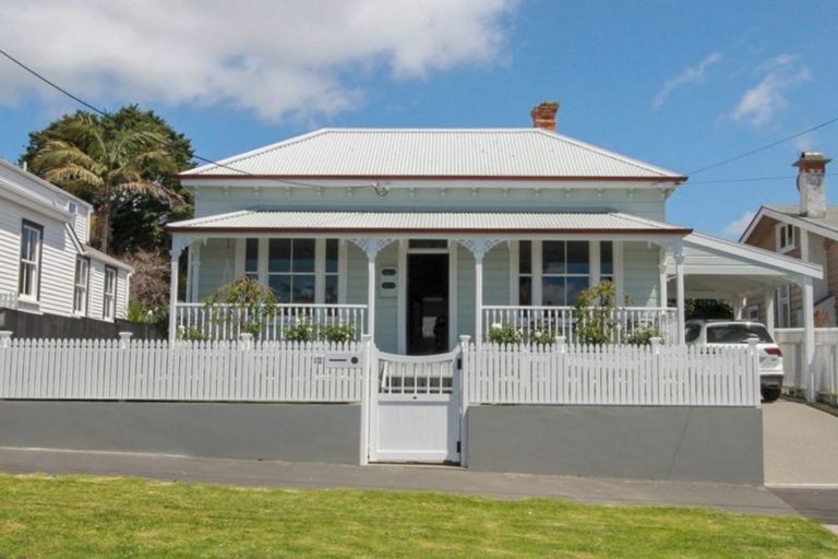 Photo of property in 12 Richmond Avenue, Northcote Point, Auckland, 0627