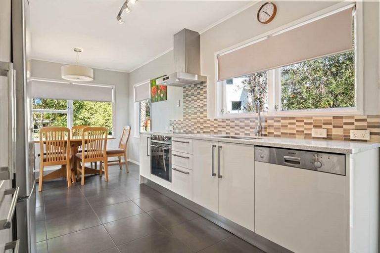Photo of property in 18 Arosa Place, Forrest Hill, Auckland, 0620