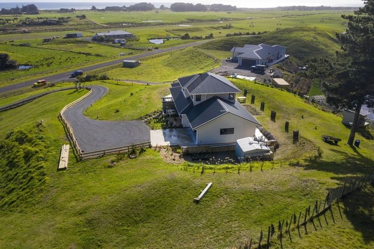 Photo of property in 100 Harakeke Road, Te Horo, Otaki, 5581