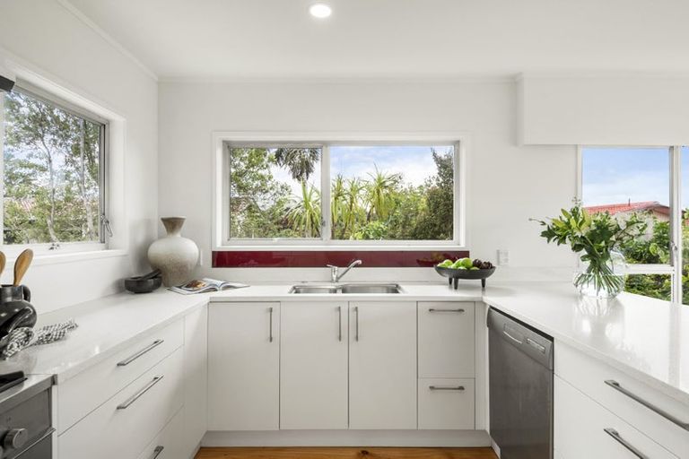 Photo of property in 14 Holdaway Avenue, Northcote, Auckland, 0627