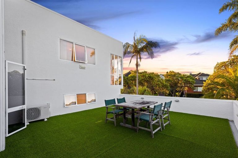 Photo of property in 6 Javelin Place, West Harbour, Auckland, 0618