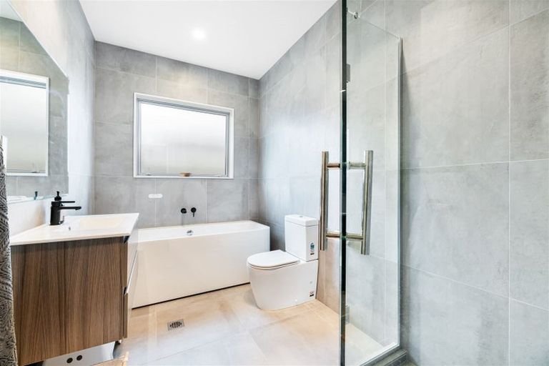 Photo of property in 13 Walter Ruddock Avenue, Kumeu, 0810